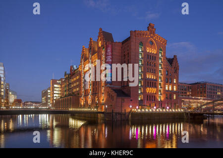 International Maritime museum di Amburgo in ex kaispeicher io al crepuscolo, speicherstadt, hafencity di Amburgo, Germania Foto Stock