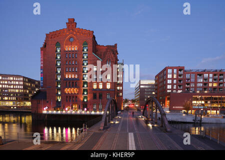 International Maritime museum di Amburgo in ex kaispeicher io al crepuscolo, speicherstadt, hafencity di Amburgo, Germania Foto Stock