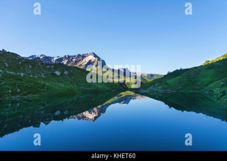 Partnunsee. Mountainslake in Svizzera. Mirrored Mountain background su lago limpido. Foto Stock