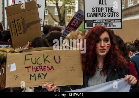 Novembre 15, 2017 - Londra, Regno Unito. Il 15 novembre 2017. Gli studenti in possesso di un enorme striscione con il messaggio "L'istruzione gratuita Nows - Imposta la ricca - lo scarto di tutte le tasse di soggiorno - borse di studio per tutti - arrestare il campus tagli' in Piazza del Parlamento alla fine del mese di marzo organizzata dalla campagna nazionale contro le tasse e tagli per chiedere la fine di tutte le tasse di iscrizione e di borse di soggiorno per tutti e un fine a tutti i tagli. Hanno condannato la crescente mercificazione del sistema educativo che si traducono in tagli attraverso campus universitari e la drastica riduzione di ulteriori programmi di istruzione in tutto il paese e il Te Foto Stock