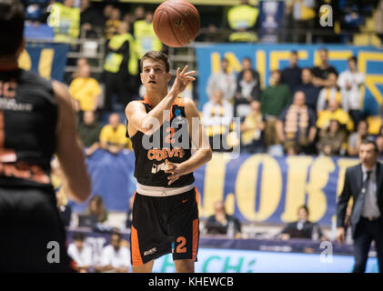 Torino, Italia. 15 novembre 2017. Partita Eurocup di basket: Fiat Torino Auxilium vs Cedevita Zagabria. Torino perde 65-87 al Pala Ruffini di Torino 15 novembre 2017 Credit: Alberto Gandolfo/Alamy Live News Foto Stock