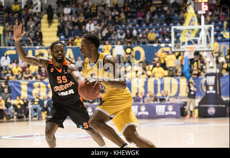 Torino, Italia. 15 novembre 2017. Partita Eurocup di basket: Fiat Torino Auxilium vs Cedevita Zagabria. Torino perde 65-87 al Pala Ruffini di Torino 15 novembre 2017 Credit: Alberto Gandolfo/Alamy Live News Foto Stock