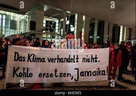 Berlino, Germania. 16 novembre 2017. Gli attivisti di Greenpeace hanno visto tenere un grande striscione durante la protesta. L'ultimo giorno di esplorazione dei negoziati in Giamaica, diverse centinaia di manifestanti chiesero un'uscita dalle miniere di carbone. Prima della società parlamentare, formavano una "linea rossa" simbolica per dire "fin qui e non oltre - la politica tedesca del carbone deve cambiare” credito: Markus Heine/SOPA/ZUMA Wire/Alamy Live News Foto Stock