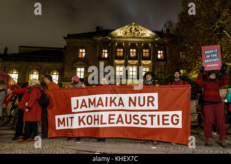 Berlino, Germania. 16 novembre 2017. Gli attivisti di Greenpeace hanno visto tenere un grande striscione durante la protesta. L'ultimo giorno di esplorazione dei negoziati in Giamaica, diverse centinaia di manifestanti chiesero un'uscita dalle miniere di carbone. Prima della società parlamentare, formavano una "linea rossa" simbolica per dire "fin qui e non oltre - la politica tedesca del carbone deve cambiare” credito: Markus Heine/SOPA/ZUMA Wire/Alamy Live News Foto Stock