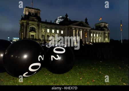 Berlino, Germania. 16 novembre 2017. Palline simboliche di CO2 viste giacenti a terra durante la protesta. L'ultimo giorno di esplorazione dei negoziati in Giamaica, diverse centinaia di manifestanti chiesero un'uscita dalle miniere di carbone. Prima della società parlamentare, formavano una "linea rossa" simbolica per dire "fin qui e non oltre - la politica tedesca del carbone deve cambiare” credito: Markus Heine/SOPA/ZUMA Wire/Alamy Live News Foto Stock