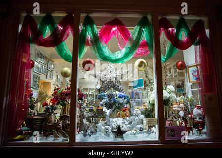 Eton, UK. Xvi nov, 2017. vetrine decorate in pronto per l'accensione delle luci di Natale in eton high street. Credito: mark kerrison/alamy live news Foto Stock