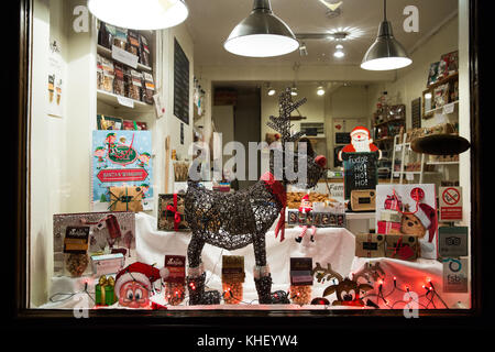 Eton, UK. Xvi nov, 2017. vetrine decorate in pronto per l'accensione delle luci di Natale in eton high street. Credito: mark kerrison/alamy live news Foto Stock