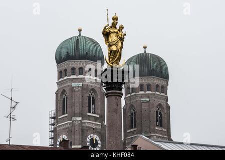 Monaco, Baviera, Germania. 16 novembre 2017. La colonna Marien (Mariensaeule) in primo piano con le torri della Frauenkirche alle sue spalle a Monaco di Baviera, Germania crediti: Sachelle Babbar/ZUMA Wire/Alamy Live News Foto Stock