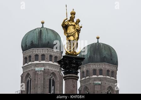 Monaco di Baviera, Germania. Xvi nov, 2017. La colonna marien (mariensaeule) in primo piano con le torri della frauenkirche dietro di esso a Monaco di Baviera, Germania credito: sachelle babbar/zuma filo/alamy live news Foto Stock