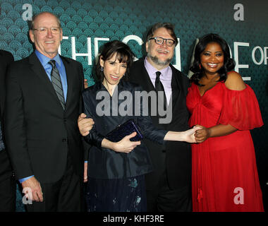 Beverly Hills, CA, Stati Uniti d'America. Xv nov, 2017. 15 novembre 2017 - Hollywood, California - Richard Jenkins, Sally hawkins, Guillermo del Toro, octavia Spencer. "La forma dell' acqua premiere tenutasi presso la Academy of Motion Picture Arts & Sciences in beverly hills. Photo credit: admedia credito: admedia/zuma filo/alamy live news Foto Stock