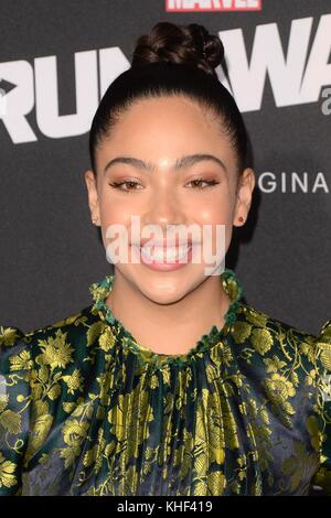 Los Angeles, California, Stati Uniti. 16 Nov 2017. Allegra Acosta agli arrivi per LA Premiere della serie RUNAWAYS DI MARVEL, Regency Bruin Theatre, Los Angeles, CA 16 novembre 2017. Credit: Priscilla Grant/Everett Collection/Alamy Live News Foto Stock