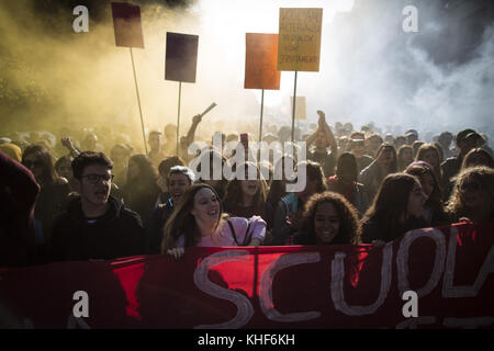 Roma, Italia. 17 novembre 2017. Gli studenti marciano durante la giornata internazionale degli studenti. Più di mille studenti hanno partecipato ad una manifestazione contro la cosiddetta legge "buona scuola" e a chiedere maggiori risorse alla scuola pubblica. Crediti: Christian Minelli/SOPA/ZUMA Wire/Alamy Live News Foto Stock