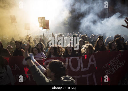 Roma, Italia. 17 nov, 2017. Gli studenti marzo durante gli studenti internazionali' giorno. più di un migliaio di studenti della scuola secondaria ha partecipato a una manifestazione contro la cosiddetta legge "buona scuola" (buona scuola) e per chiedere più risorse alla scuola pubblica. Credito: Christian minelli/sopa/zuma filo/alamy live news Foto Stock