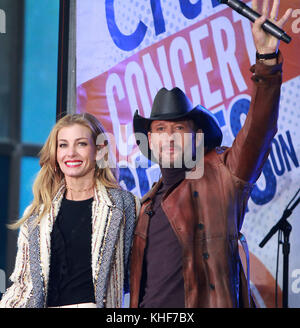 New York, NY, Stati Uniti. 17th novembre 2017. Tim McGraw e Faith Hill si esibiscono nell'Odierna serie di concerti della NBC Show Citi a New York il 17 novembre 2017. Credito: Rw/Media Punch/Alamy Live News Foto Stock