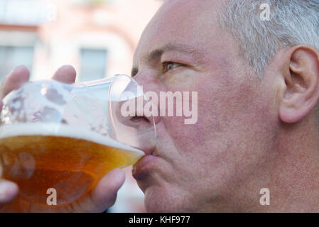 Senior uomo caucasico bere birra closeup photo Foto Stock