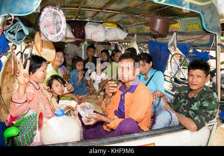 Mingun, myanmar-Marzo 6, 2017: popolo birmano su autocarri leggeri in mingun il 6 marzo 2017, Myanmar. Foto Stock