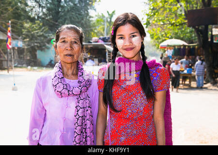 Mingun,MYANMAR - MARC 6, 2017: burmese madre e figlia con thanaka sul loro volto in mingun il 6 marzo 2017. thanaka è un colore bianco giallastro cosmeti Foto Stock