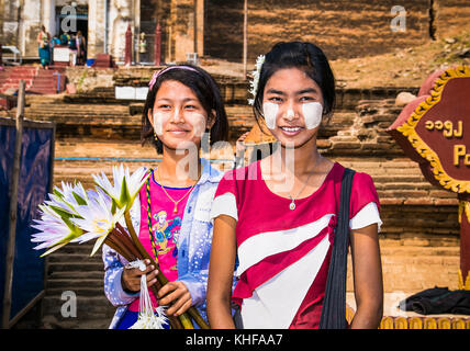 Mingun,MYANMAR - MARC 6, 2017: burmese ragazze con thanaka sul loro volto in mingun il 6 marzo 2017. thanaka è un colore bianco giallastro cosmetico realizzato in pasta f Foto Stock