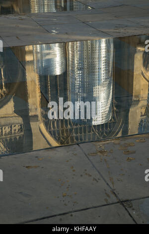I riflessi della Camera Urban scultura di Pezo von Ellrichshausen e Felice Varini, Trinity Square, Ministro dello scafo, Hull, Inghilterra Foto Stock