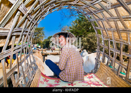 Mingun,MYANMAR - MARC 6, 2017: birmano taxi turistici in mingun il 6 marzo 2017. Myanmar. (Birmania) Foto Stock