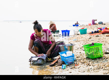 Mingun, myanmar - MARC 6, 2017: donne birmane il bucato sul fiume in mingun il 6 marzo 2017. Myanmar. (Birmania) Foto Stock