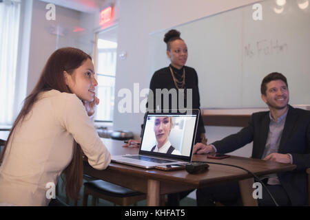I giovani professionisti in sala conferenze lavorando sul computer portatile. Foto Stock