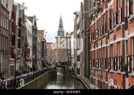 Amsterdam in aprile 2016. Paesi Bassi. canal, chiusa, e biciclette Foto Stock
