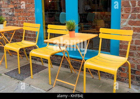 Tavoli vuoti tavolo e sedie all'aperto ristorante bar pub Inghilterra UK GB Gran Bretagna Foto Stock