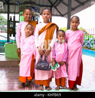 Innwa,MYANMAR - MARC 6, 2017: buddista monache a presto u ponya shin pagoda, sagaing a Mandalay il 6 marzo 2017, Myanmar. (Birmania) Foto Stock