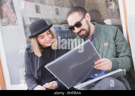 Coppia giovane guardando i record Foto Stock