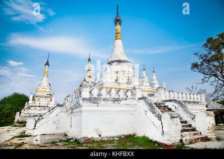 Il mattone giallo maha aung mye bon zan monastero sulla inwa sito royal inn wa, vicino a Mandalay. (Burama) Foto Stock