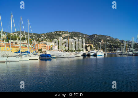 Yacht mediterranei nel porto di Villefranche sur Mer in costa azzurra. Foto Stock