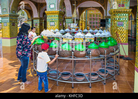 Mandalay,MYANMAR - MARC 7, 2017: pentole di creta con acqua per uso potabile in su taung Gen. Pyi pagoda sulla cima di Mandalay Hill il 7 marzo 2017, a Mandalay, myan Foto Stock