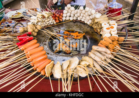 Vari tipi di spiedini sulla strada bengala, Myanmar. (Birmania) Foto Stock