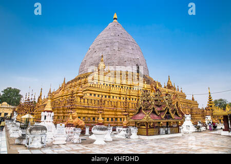 Shwezigon Paya pagoda di Bagan, Myanmar (Birmania) Foto Stock