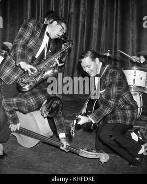 Bill Haley e le comete ripassando sul palco a Hammersmith Palais di Londra Feb 1957 Foto Stock