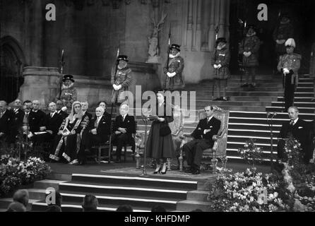 La regina Elisabetta II in apertura della 46a Conferenza interparlamentare nella Westminster Hall di Londra il 12 settembre 1957 Foto Stock