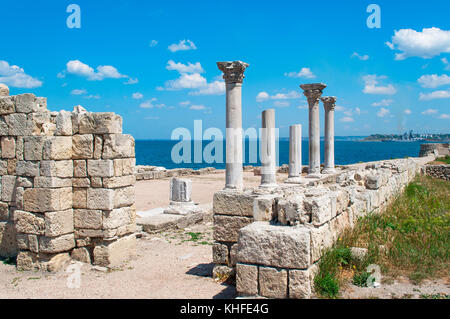 Colonne e rovine di chersonesos nella città di Sebastopoli, crimea ucraina, una chiara giornata di sole Foto Stock