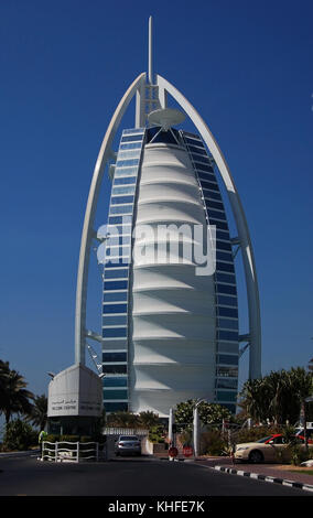 La facciata landside del burj al arab hotel in Dubai Foto Stock
