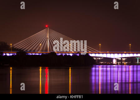 Swietokrzyski ponte sul fiume Vistola a Varsavia. notte foto panoramica con una lunga esposizione Foto Stock