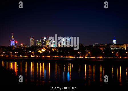 Panorama notturno della città di Varsavia, Polonia. Famosi grattacieli di Varsavia. Foto Stock