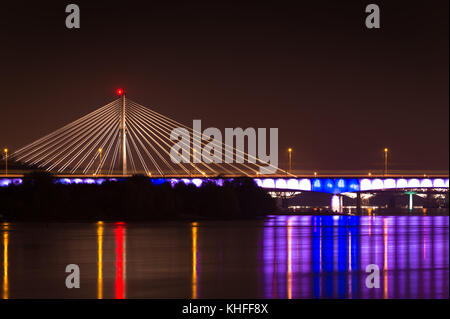Panorama notturno di swietokrzyski ponte sul fiume Vistola presso il centro di Varsavia, Polonia Foto Stock