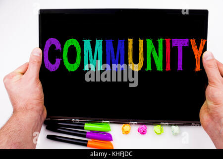 Testo comunitario scritto su tablet, computer in ufficio con pennarello, penna, cancelleria. Concetto aziendale per unire lo sfondo bianco con lo spazio Foto Stock