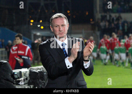 Michael O'Neill del primo gioco in carica dell'Irlanda del Nord. O'Neill è riuscito Nigel Worthington e il suo primo gioco era a casa in Norvegia il 29 febbraio 2012 a Windsor Park di Belfast. O'Neill risponde alla sua ricezione da parte di sostenitori appena prima di kick-off. Foto Stock