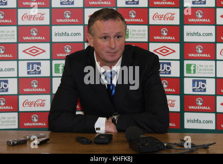 Michael O'Neill del primo gioco in carica dell'Irlanda del Nord. O'Neill è riuscito Nigel Worthington e il suo primo gioco era a casa in Norvegia il 29 febbraio 2012 a Windsor Park di Belfast. ONeill riflette sul suo primo gioco incharge - una sconfitta - nel post-partita premere il tasto Conferenza. Foto Stock