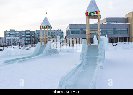 Ice Hill costruita sulla piazza della città per Natale Foto Stock