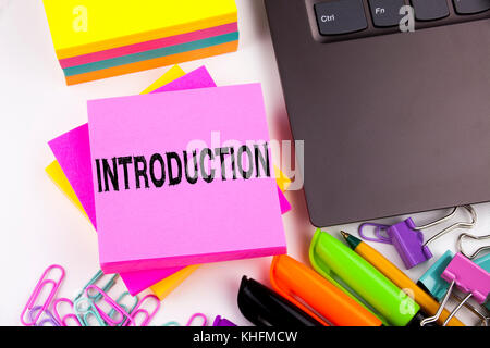 Ispirazione concettuale per didascalie di testo con scrittura a mano che mostra il concetto introduttivo che significa esperienza Love Firs, a partire da una nota adesiva, promemoria Foto Stock