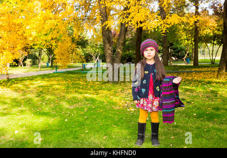 Autunno ritratto di bel bambino. Felice bambina con le foglie nel parco in autunno. Foto Stock