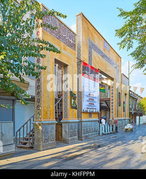 Tehran, Iran - 11 ottobre 2017: il mattone gate del grand bazaar (bazar e bozorg) decorato con la calligrafia Araba su piastrelle blu, il 11 ottobre in te Foto Stock