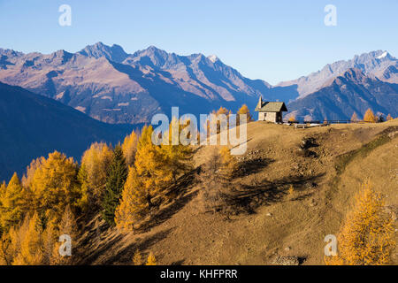 Chiesa sulle montagne della Valtellina, Italia Foto Stock